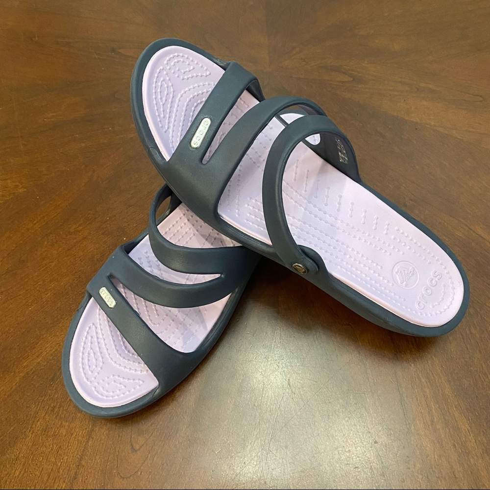 CROC’s WOMEN’S “PATRICIA” BLACK STRAPS WITH LT PURPLE SANDALS/SLIDES